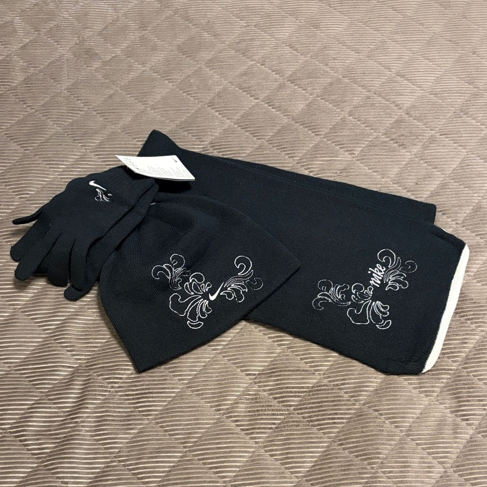 Nike Black and White Knit Accessory Set- Hat/ Scarf/ gloves Women’s